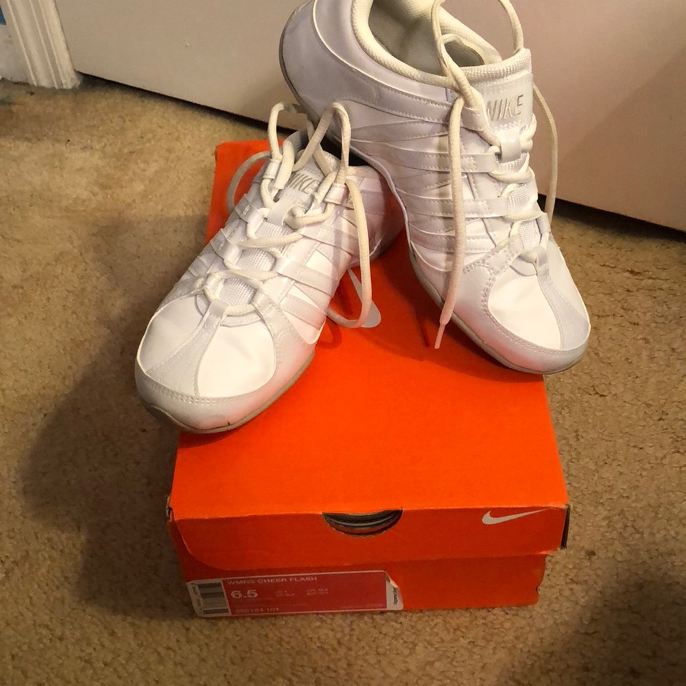 Nike cheer flash shoe